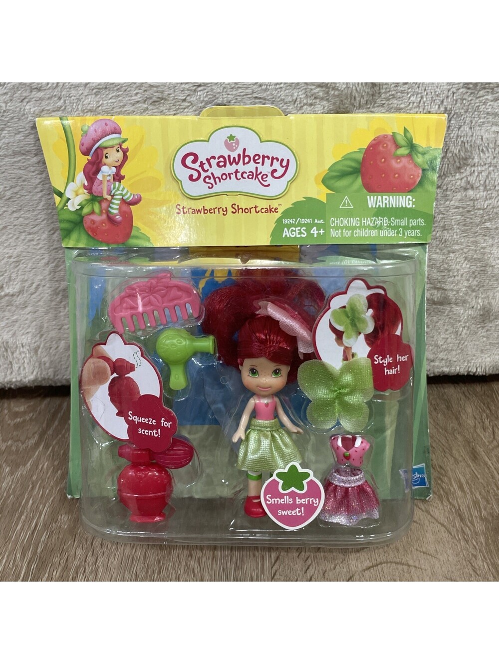 NEW Strawberry Shortcake Scented Doll Hasbro Comb Spritzer Style Hair 2009 Toy